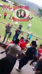 Pelea de mujeres se convierte en zafarrancho durante partido de fútbol