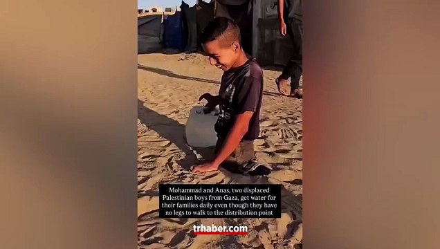 Gazze'de yüreklerimizi sızlatan görüntü: Muhammed ve Enes bacaklarını kaybetti ama umudunu asla! Her gün ailelerine su getiriyorlar