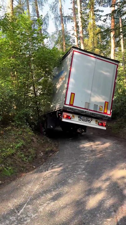 Ce camion prend un virage très serré