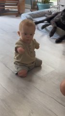 Ce petit garçon atteint d’un handicap avance seul pour la première fois