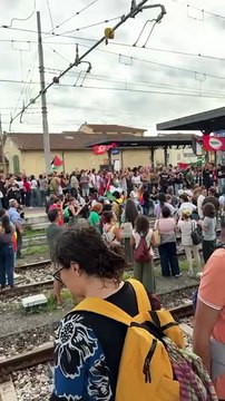 Lucca, i manifestanti invadono i binari alla stazione