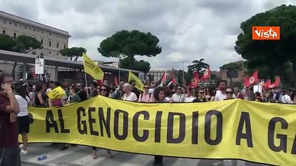 Piazza dei Cinquecento a Roma piena di manifestanti pro Palestina