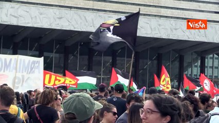 "Netanyahu wanted", i cartelli dei manifestanti pro Palestina a Piazza dei Cinquecento a Roma