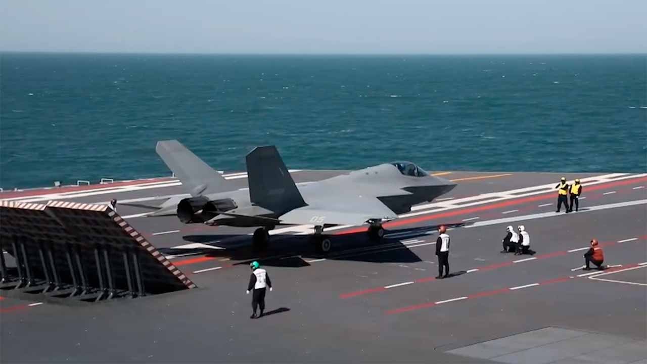 福建、戦闘機と早期警戒管制機による初のカタパルト発艦を実施