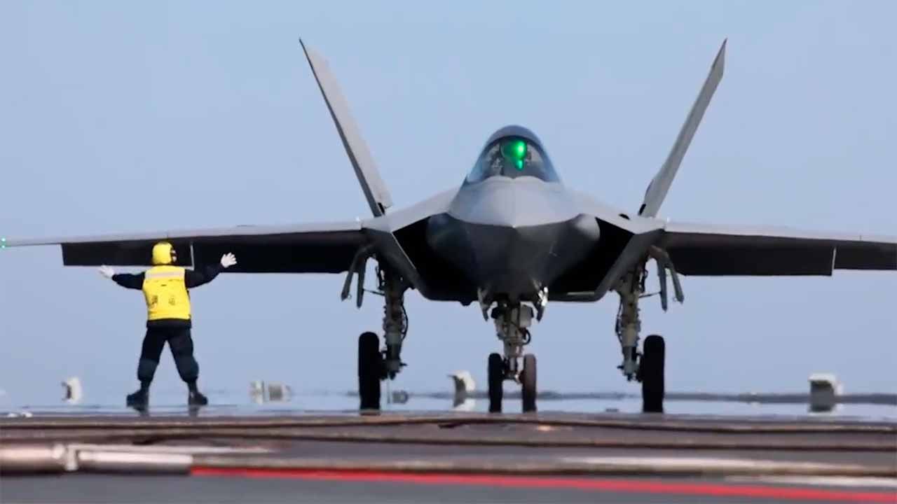 福建號完成首次使用彈射器起飛的戰機與預警機測試