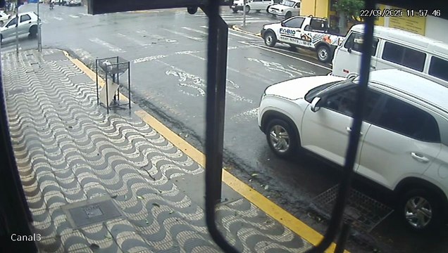 Ambulância do Siate se envolve em acidente com carro em Apucarana