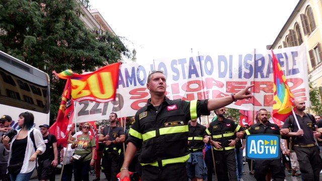 Sciopero a Roma, gli applausi per i vigili del fuoco in testa al corteo: «Salviamo bambini e non possiamo tollerare quello che sta succedendo»
