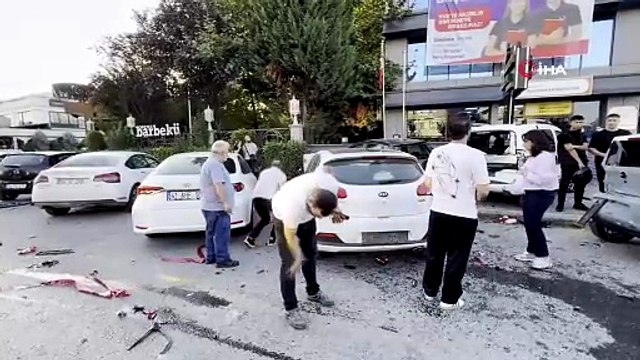 Bulvarı savaş alanına çeviren kaza: Mikserin çarptığı otomobil 4 aracı biçti, 2 çocuk yaralandı