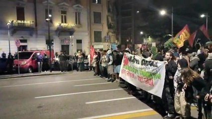 Il corteo proPal cerca di forzare il blocco della polizia per raggiungere la stazione ferroviaria di Brescia