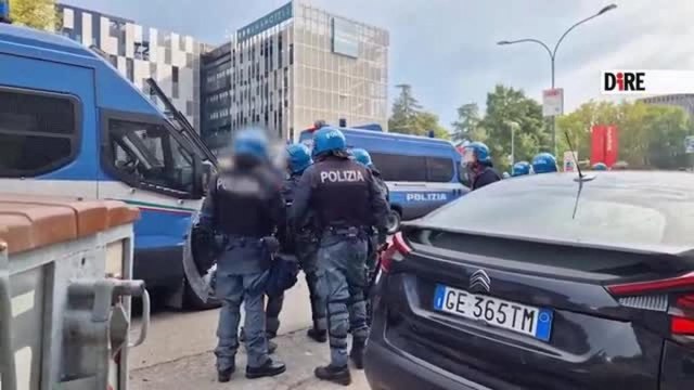 Bologna e il corteo per Gaza, il video degli agenti che bloccano un ragazzino: «Cosa fai ora, caz...e?». Una signora: «Ma dai, è un bambino»