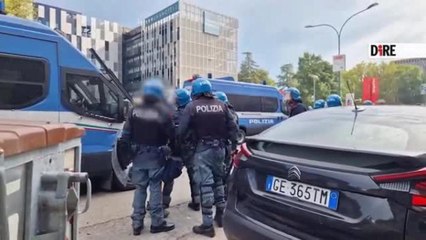 Bologna e il corteo per Gaza, il video degli agenti che bloccano un ragazzino: «Cosa fai ora, caz...e?». Una signora: «Ma dai, è un bambino»