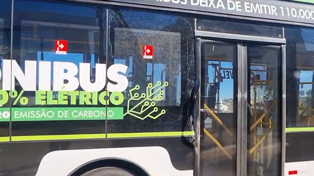 Ônibus elétrico se envolve em acidente com caminhão no bairro Santo Onofre em Cascavel