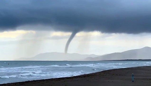 Maltempo in Maremma, le immagini della tromba d'aria