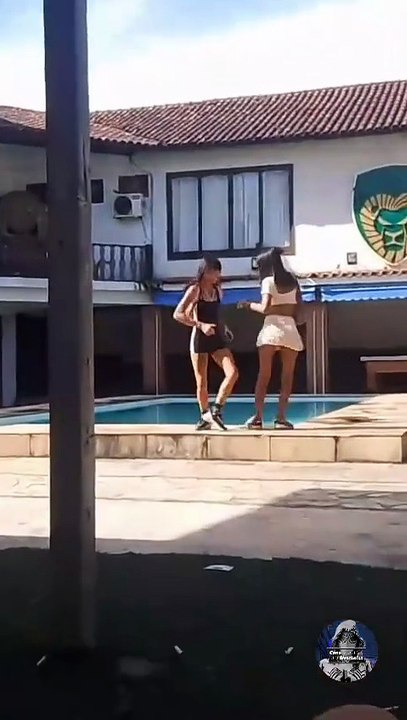 Deux filles asiatiques dansent super bien