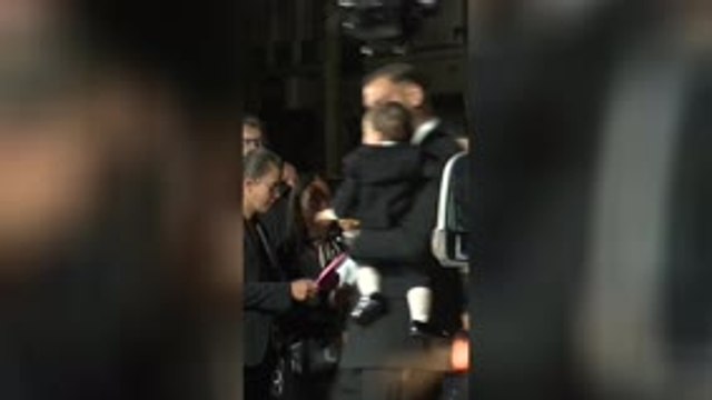 Ballon d’Or - Donnarumma arrive à la cérémonie avec son bébé habillé d'un costume !