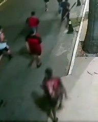 Vídeos mostram torcedores que mataram homem em ônibus fugindo após crime