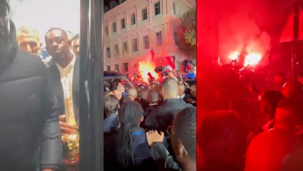 Dembélé desató la locura al salir a la calle a ofrecer el Balón de Oro a los ultras
