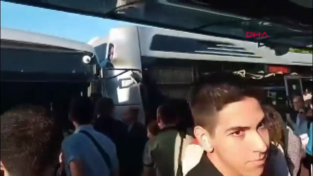 Metrobüs metrobüse çarptı! Kadıköy Acıbadem durağında panik anları