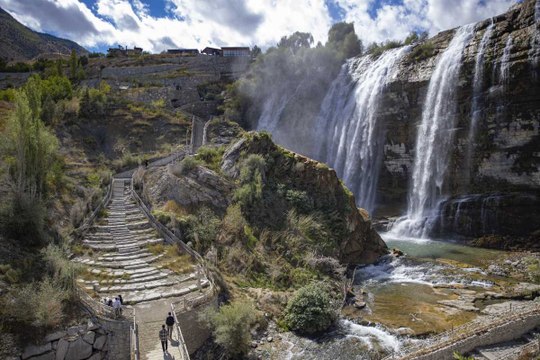 Sonbahar mevsiminin en güzel manzaraları: 48 metrelik şelale büyülüyor