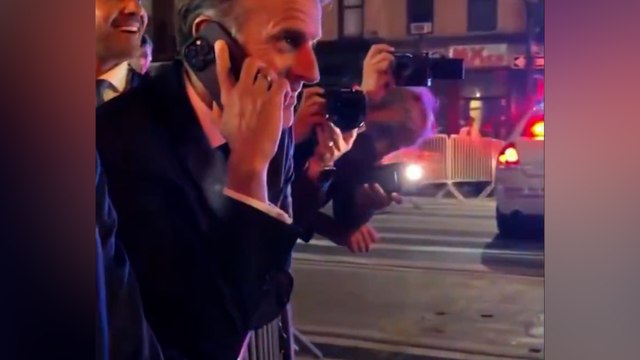 Dünyanın konuştuğu görüntüler.. Polisler yolunu kapattı, açtırmak için Trump'ı aradı