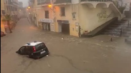Nubifragio a Ischia, auto travolte da fiumi d'acqua e fango