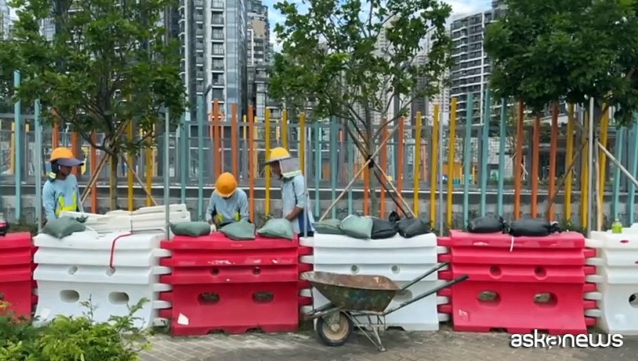 Sacchi di sabbia e sigilli, Hong Kong si prepara al tifone Ragasa