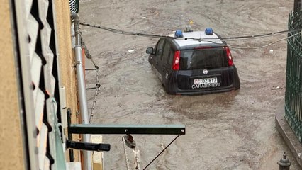 Nubifragio a Ischia, auto travolte da fiumi di fango