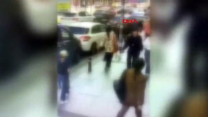 İstanbul'un göbeğinde güpegündüz kapkaç dehşeti: Biri elini tuttu, diğeri çaldı!