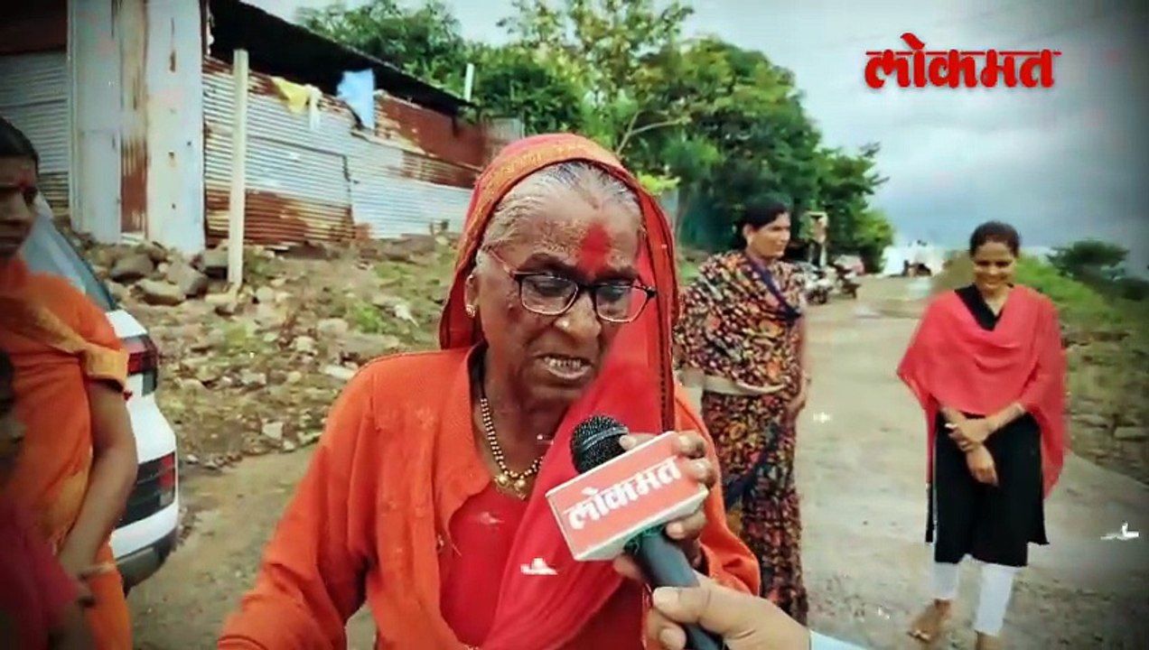 पुरामुळे धान्य, कपडे सगळं वाहून गेलं, वयोवृद्ध आजीनं सगळं दु-ख सांगितलं