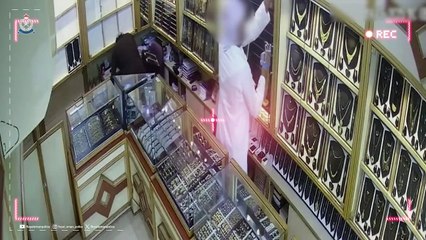 Oman Police arrest thieves who looted gold shop