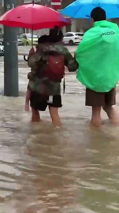 "Maltempo in Lombardia: Frane e Allagamenti Bloccano Strade e Causano Danni a Milano e Como"