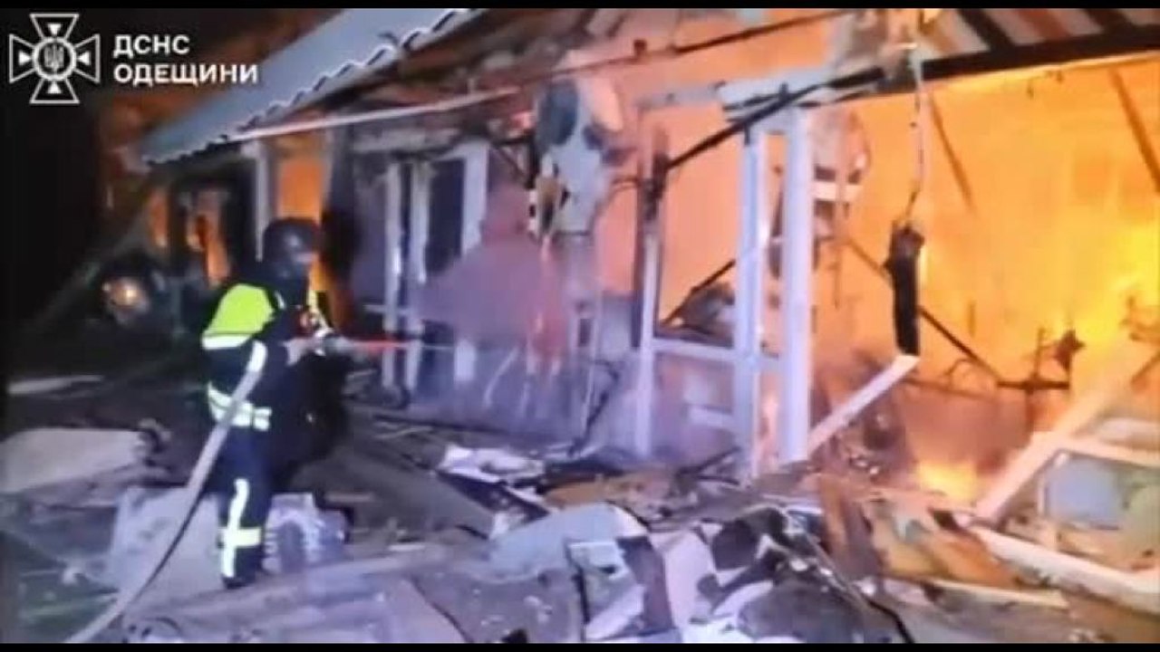 Ucraina, vigili del fuoco al lavoro dopo l'attacco russo a Odessa