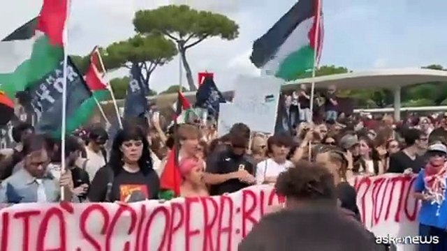 Sciopero per Gaza, migliaia di persone in piazza a Roma