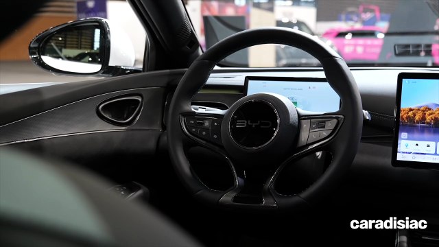 La BYD Seal 6 DM-i est 15 000€ moins chère qu'une Skoda Superb hybride rechargeable - En direct du salon de Lyon 2025