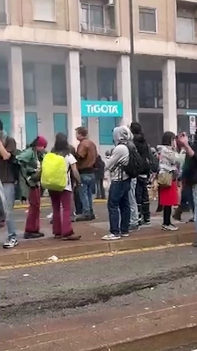 "Scontri Violenti a Milano: Guerriglia Urbana alla Stazione Centrale tra Manifestanti e Polizia"