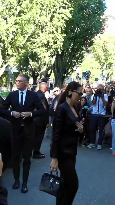 Milano in Lutto: Folla di Personalità e Cittadini in Coda per Omaggiare il Grande Stilista