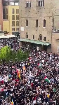 Corteo in Piazza Maggiore: Migliaia di Manifestanti Riempiono le Vie del Centro di Bologna