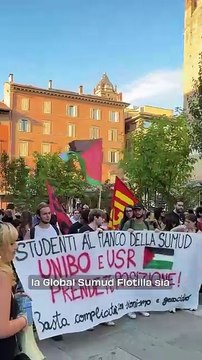 Migliaia in Piazza Nettuno a Bologna per la Global Sumud Flotilla: Bandiere e cori per il cessate il fuoco