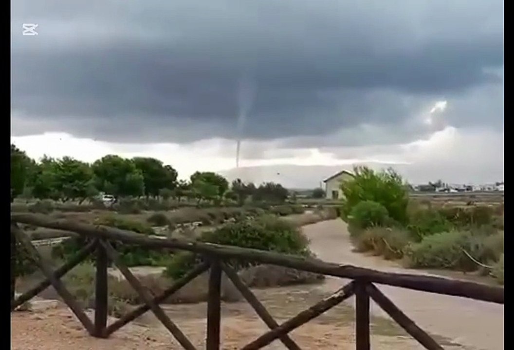 Cagliari, incredibile tromba marina immortalata di fronte al Poetto