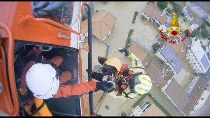 Spettacolare salvataggio Vigili del Fuoco in elicottero di una neonata