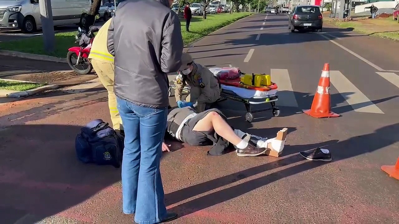 Motociclista sofre lesão grave na perna em acidente em rotatória de Cascavel