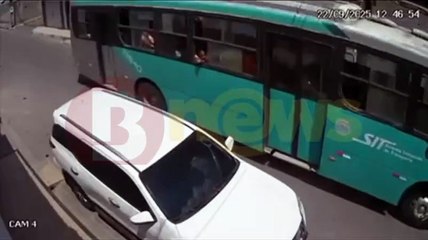 IMAGENS FORTES: Mulher morre e filho fica ferido após serem atropelados por carreta em Feira de Santana