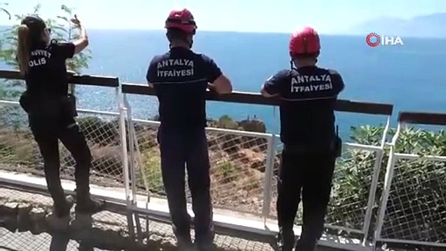 Antalya\'da falezlerden tehlikeli atlayış keyfine, polisin ‘atlarsan karakola götürürüm’ sözü engel oldu