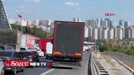 TEM Otoyolu’nda kazada savrulan minibüs, peçete satan engelli kişiye çarptı