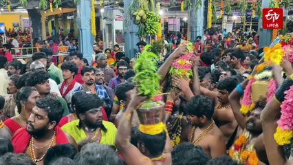 குலசை தசரா திருவிழா! கடல் போல் திரண்டு காப்பு கட்டி அம்மனை வழிபட்ட பக்தர்கள்!