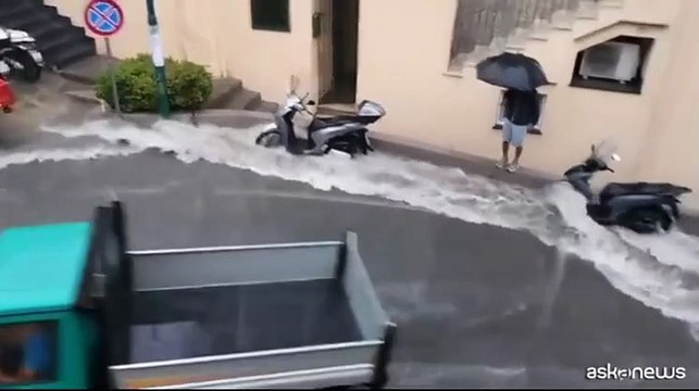 Maltempo, a Capri una cascata d'acqua: in un'ora 100 mm di pioggia