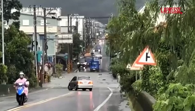 Taiwan, arrivato tifone Ragasa: strade come fiumi con le auto trascinate via