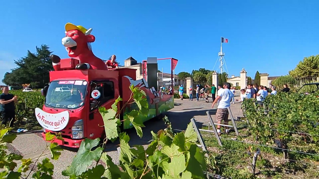 Passage caravane publicitaire Marathon du médoc 2025 Montrose
