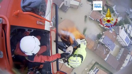 فيضانات إيطاليا: إنقاذ أم وطفلتها بعملية جوية