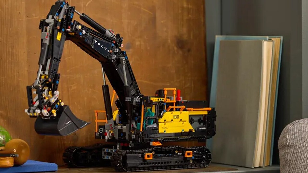 Es gibt viele Bagger von Lego Technic, aber nur einen mit dem Volvo Logo: Der EC500 Hybrid
